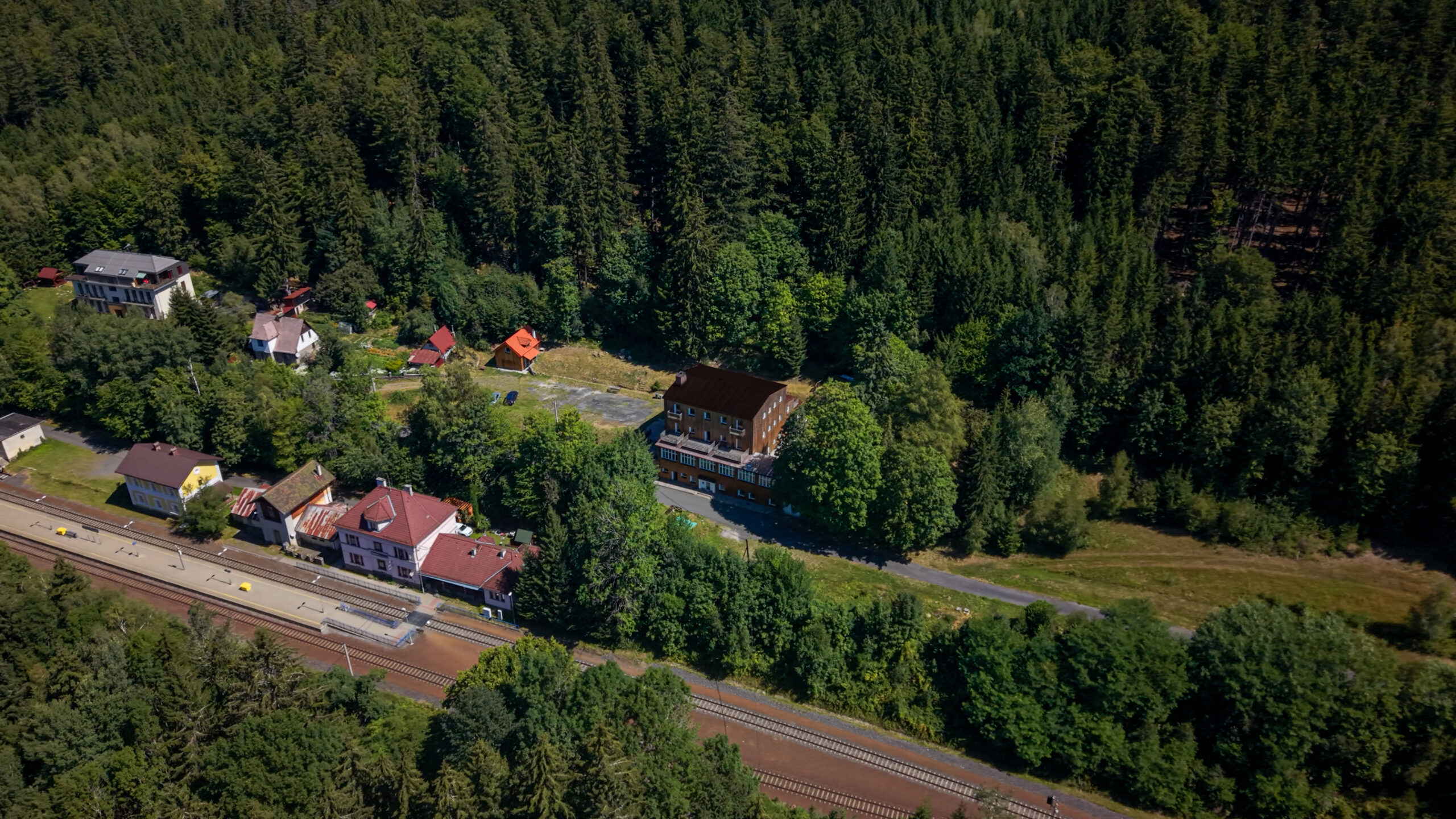 Letecký pohled na apartmánový dům Hamry na okraji šumavského lesa